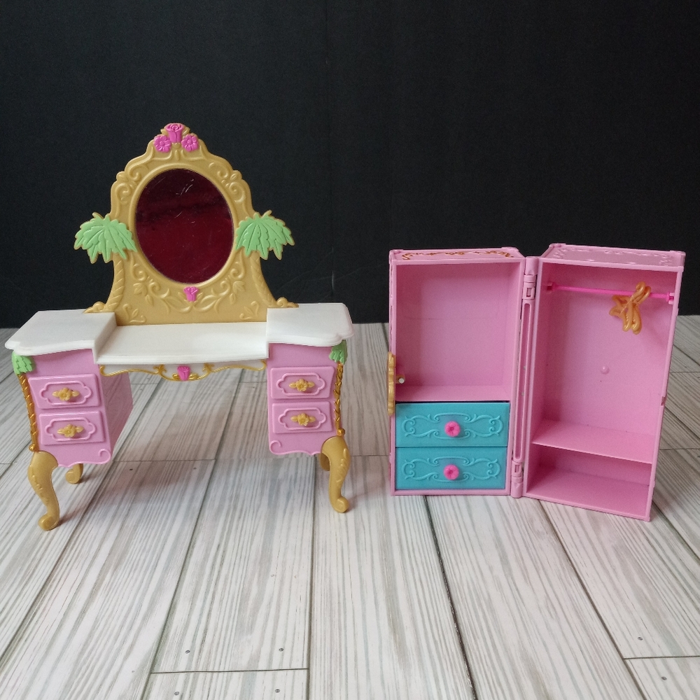 Barbie Island Princess Vanity Desk & Wardrobe Trunk